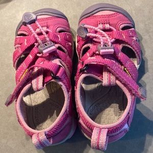 Keen little girl toddler water shoes